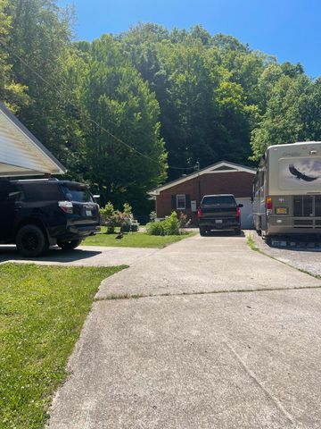 380 Daniels cr, Banner, KY 41603