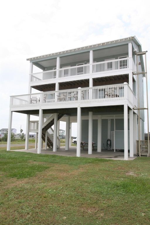 1355 Keith Avenue, Gilchrist, TX 77617