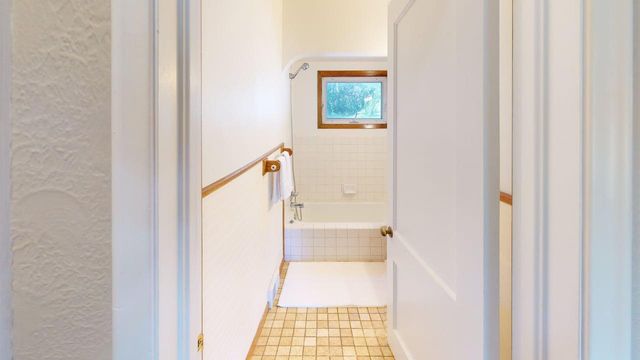 1051 Burke Avenue W, Roseville, MN 55113