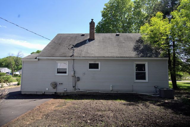 1051 Burke Avenue W, Roseville, MN 55113