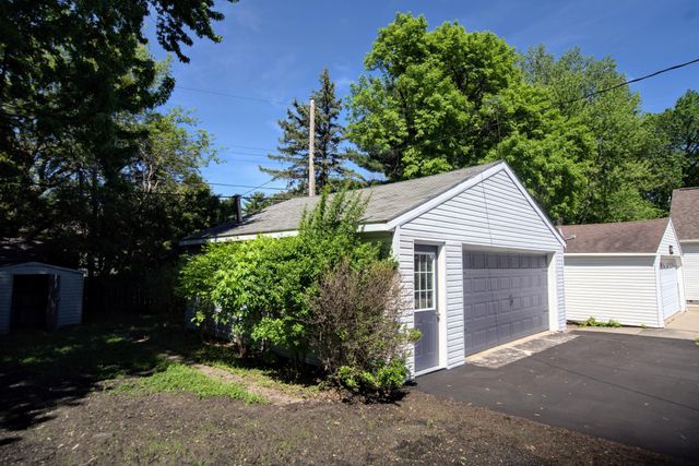 1051 Burke Avenue W, Roseville, MN 55113
