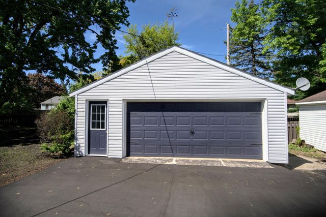1051 Burke Avenue W, Roseville, MN 55113
