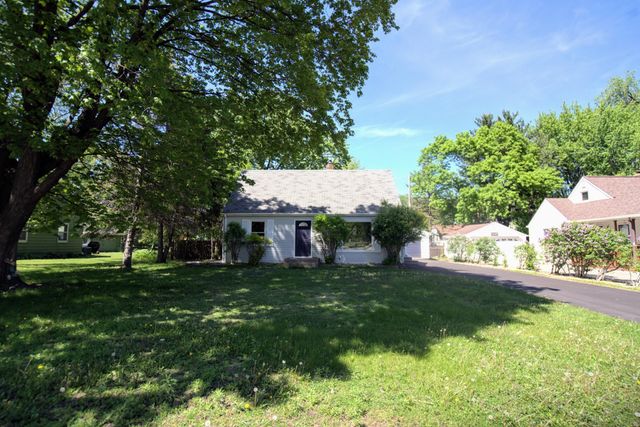1051 Burke Avenue W, Roseville, MN 55113