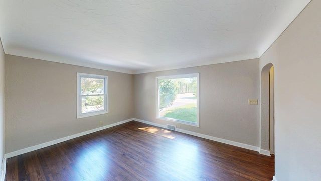 1051 Burke Avenue W, Roseville, MN 55113
