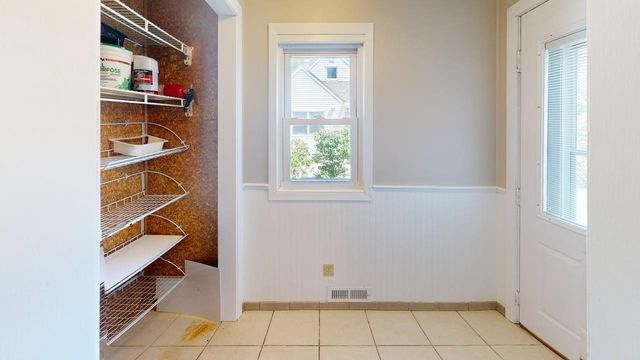 1051 Burke Avenue W, Roseville, MN 55113