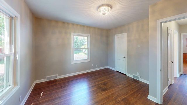 1051 Burke Avenue W, Roseville, MN 55113