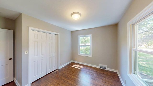 1051 Burke Avenue W, Roseville, MN 55113