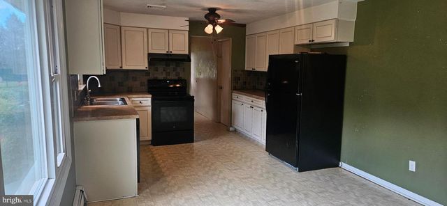 1607 ART DR, Hanover, PA 17331