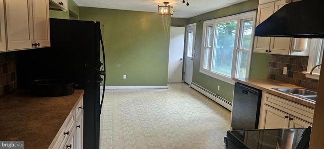 1607 ART DR, Hanover, PA 17331