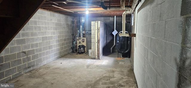 1607 ART DR, Hanover, PA 17331