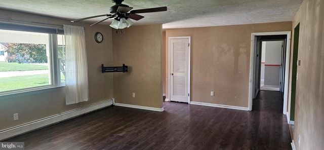 1607 ART DR, Hanover, PA 17331