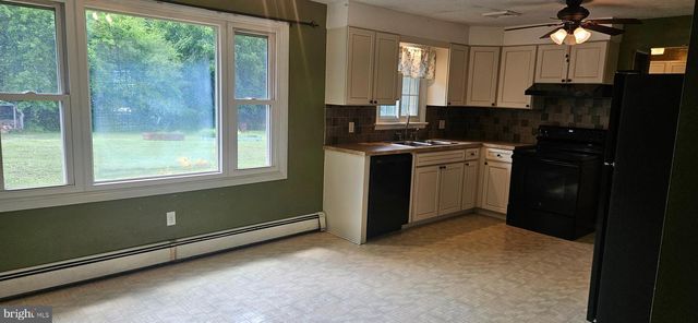 1607 ART DR, Hanover, PA 17331