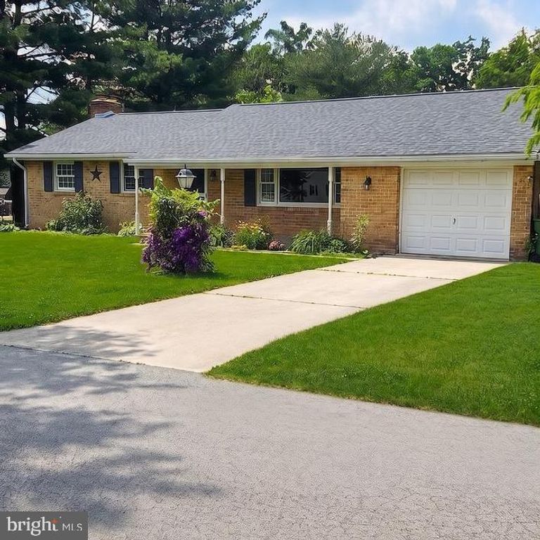 1607 ART DR, Hanover, PA 17331