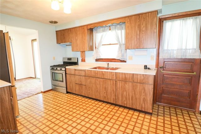 815 W Shore Blvd, Sheffield Lake, OH 44054