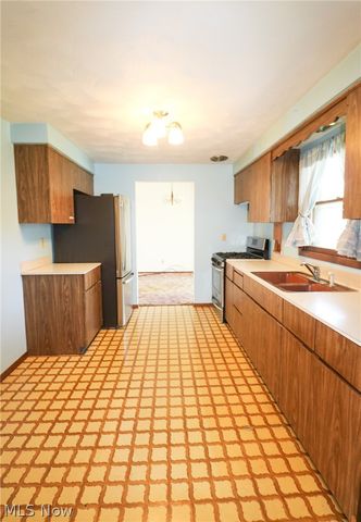 815 W Shore Blvd, Sheffield Lake, OH 44054