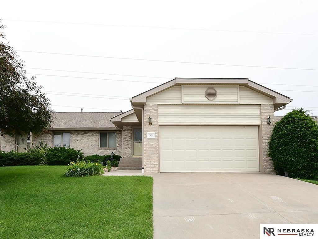 7825 Stonewall Court, Lincoln, NE 68506