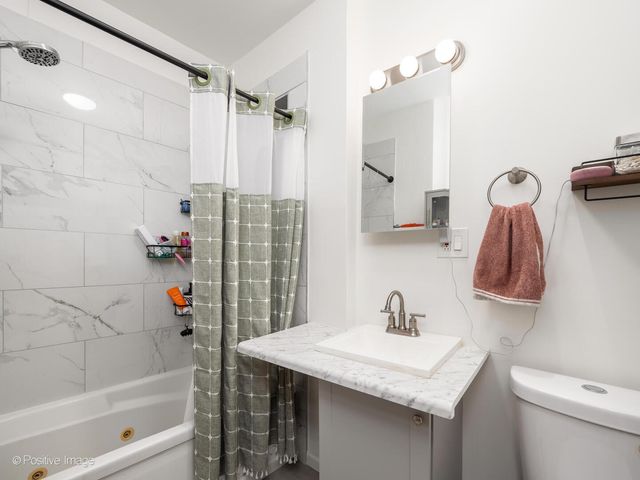 4101 W IOWA Street 6, Chicago, IL 60651