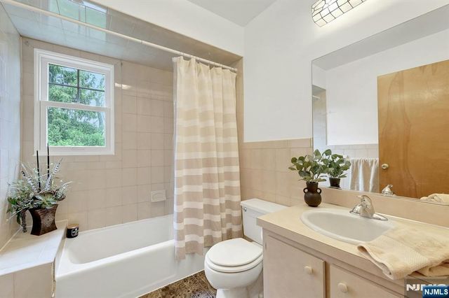 5 Hilltop Road, Mahwah, NJ 07430