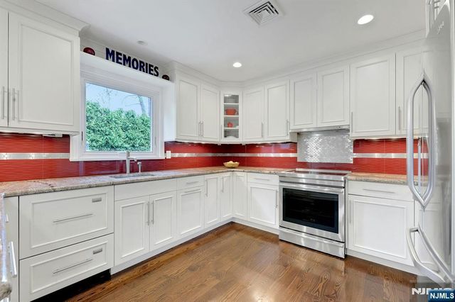 5 Hilltop Road, Mahwah, NJ 07430