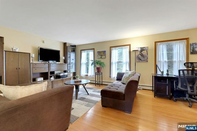 5 Hilltop Road, Mahwah, NJ 07430