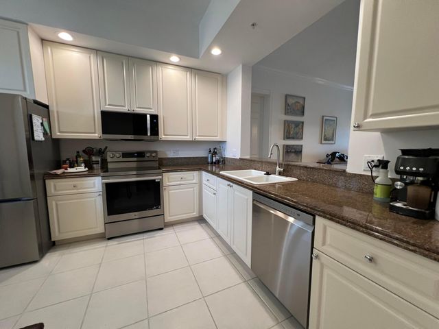 13 Harbour Isles Drive W PH02, Fort Pierce, FL 34949