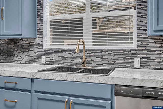 621 SE 4TH Av, Albany, OR 97231