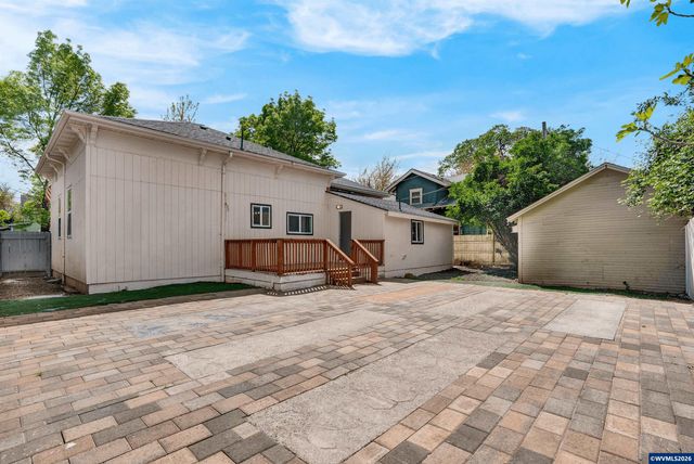 621 SE 4TH Av, Albany, OR 97231