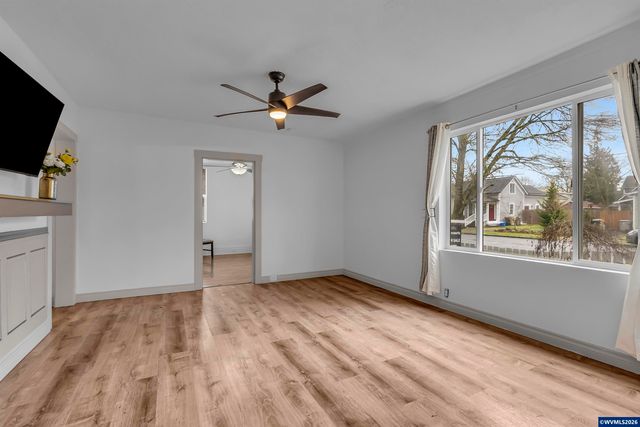 621 SE 4TH Av, Albany, OR 97231