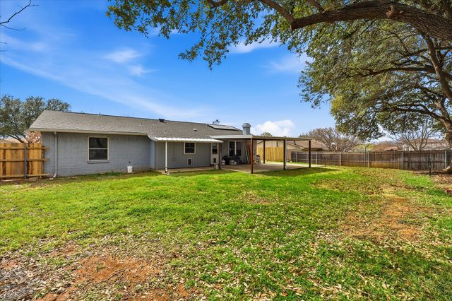 3004 Highgate Lane, Bedford, TX 76021