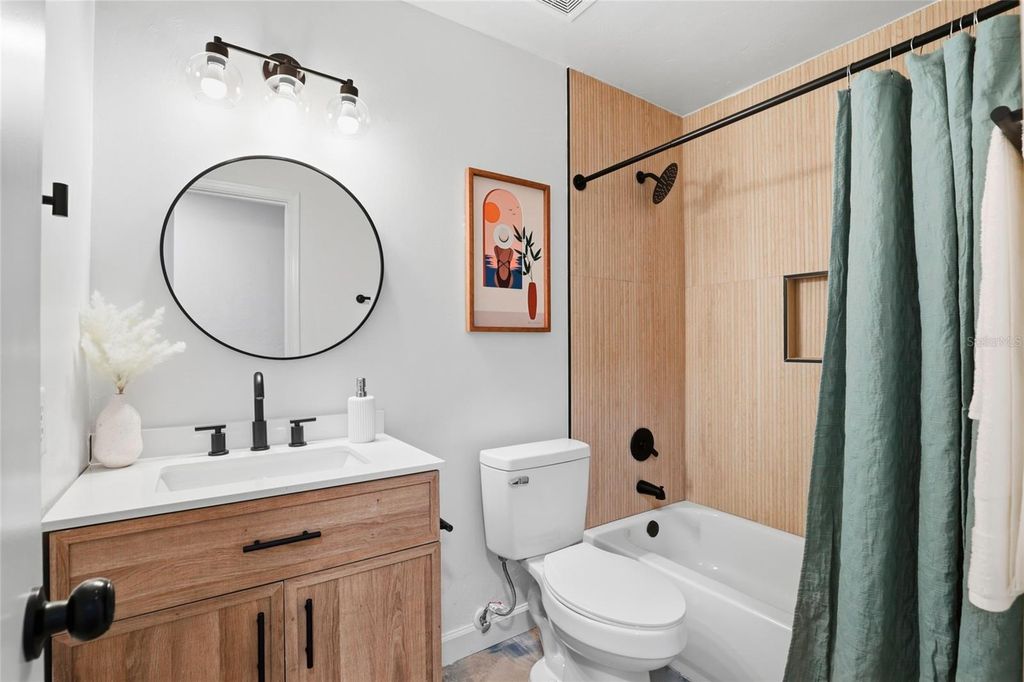 Image 23 of property listing at 10002 NW 6TH PLACE, Gainesville, FL 32607