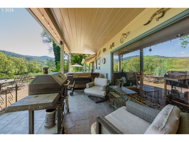 250 RUCKLES Dr, Myrtle Creek, OR 97457