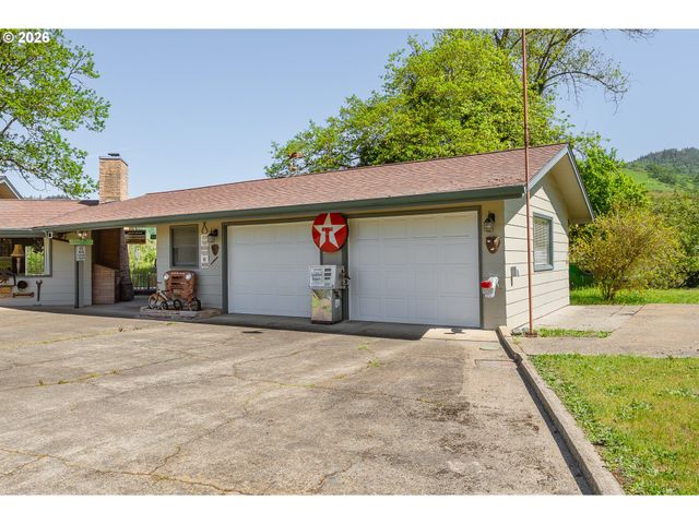 250 RUCKLES Dr, Myrtle Creek, OR 97457