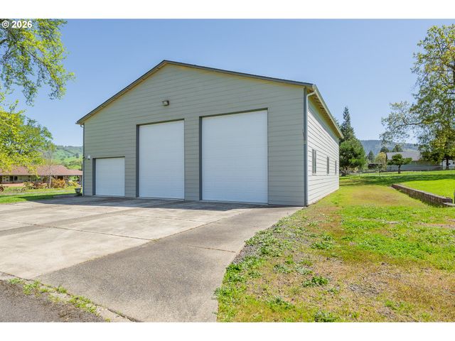 250 RUCKLES Dr, Myrtle Creek, OR 97457