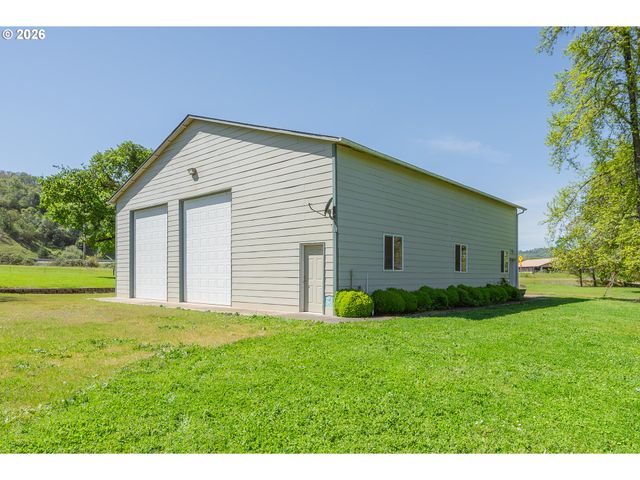 250 RUCKLES Dr, Myrtle Creek, OR 97457