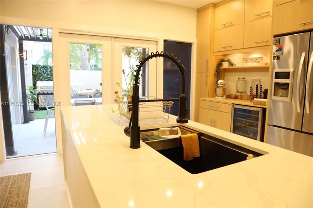 1085 River Birch St, Hollywood, FL 33019