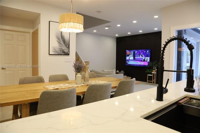 1085 River Birch St, Hollywood, FL 33019