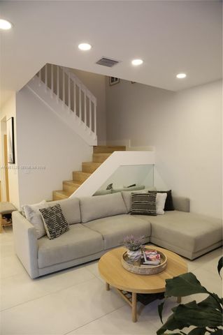 1085 River Birch St, Hollywood, FL 33019