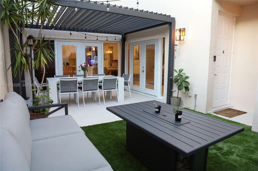 1085 River Birch St, Hollywood, FL 33019