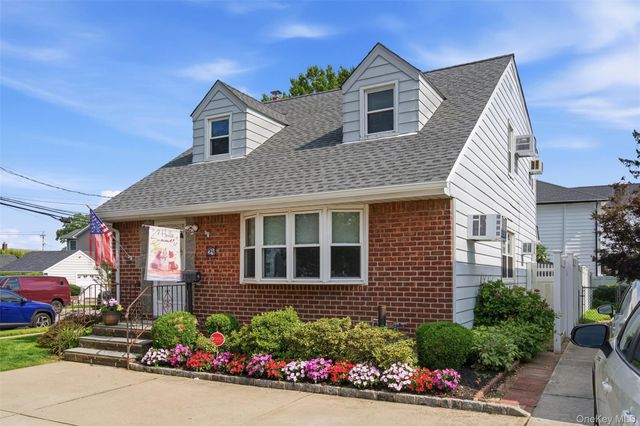 24 Broadmoor Lane, Westbury, NY 11590