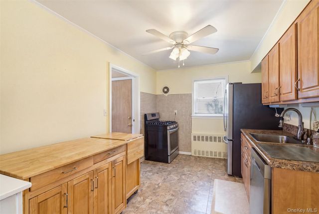 24 Broadmoor Lane, Westbury, NY 11590