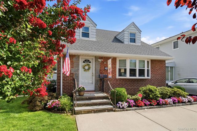 24 Broadmoor Lane, Westbury, NY 11590