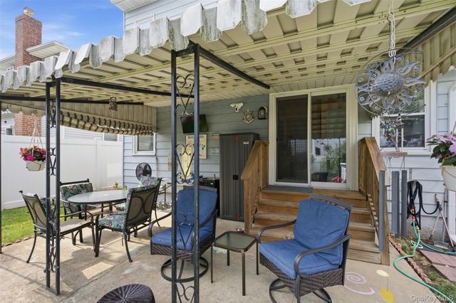 24 Broadmoor Lane, Westbury, NY 11590