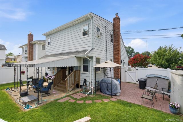 24 Broadmoor Lane, Westbury, NY 11590