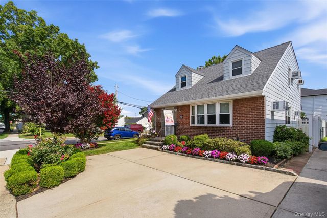 24 Broadmoor Lane, Westbury, NY 11590