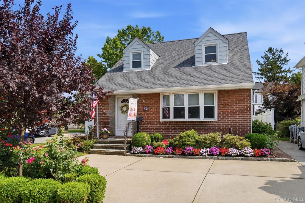 24 Broadmoor Lane, Westbury, NY 11590