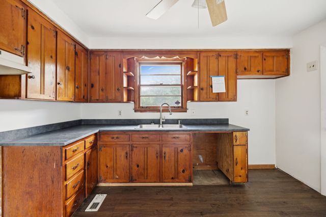 1421 Lakeview Rd, Clarksville, TN 37040