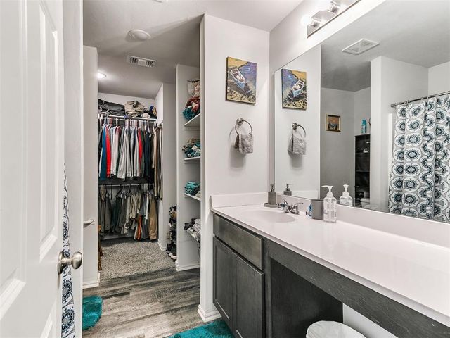 827 Twin Lakes Drive, Noble, OK 73068