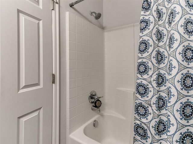 827 Twin Lakes Drive, Noble, OK 73068