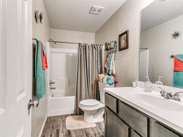 827 Twin Lakes Drive, Noble, OK 73068