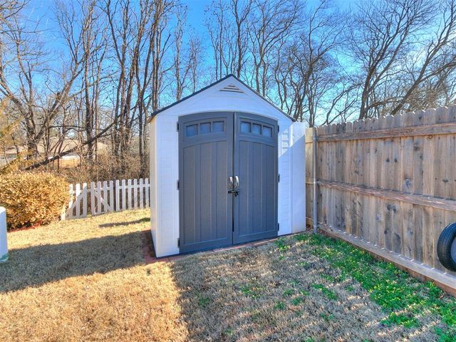 827 Twin Lakes Drive, Noble, OK 73068